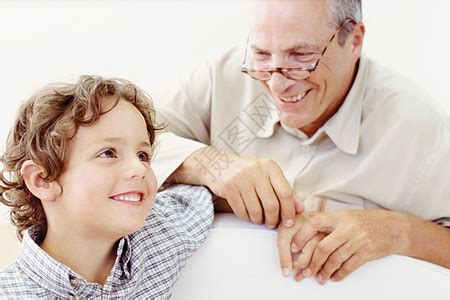微笑的爷爷和孙子一起玩高清图片下载-正版图片502156883-摄图网