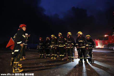 直击天津大爆炸：15小时后仍有明火燃烧 现场可闻到酸味[组图]_图片中国_中国网