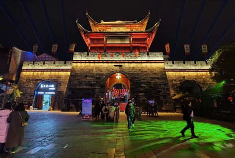 湖南吉首：“夜经济”绽活力-人民图片网