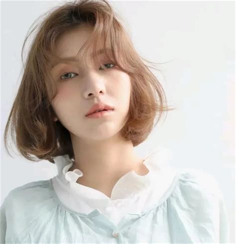 圆方脸短发甜美女生头像