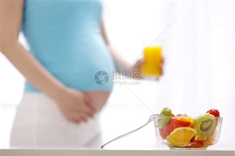 手拿水果的健康孕妇高清图片下载-正版图片503061395-摄图网