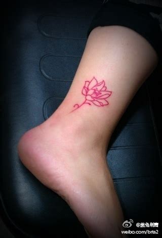 女生脚踝处小巧的彩色莲花纹身图案