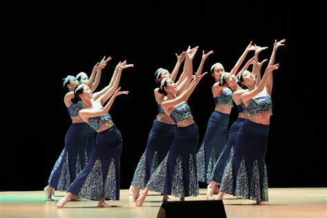跳芭蕾舞的小女孩Anca Berteanu，在和煦的阳光下翩然起舞 - 舞蹈图片 - Powered by Chinadance.cn!