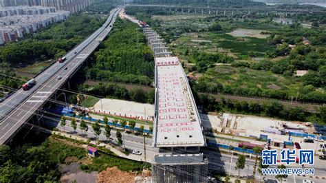 武汉绕城高速万吨桥梁成功“转身”_新华湖北