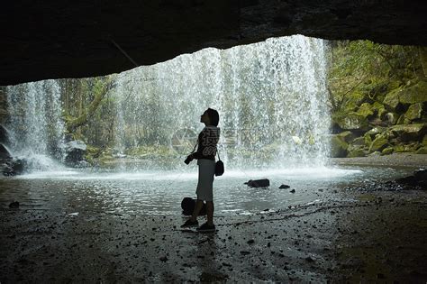 站在瀑布前的女性摄影师高清图片下载-正版图片502071603-摄图网