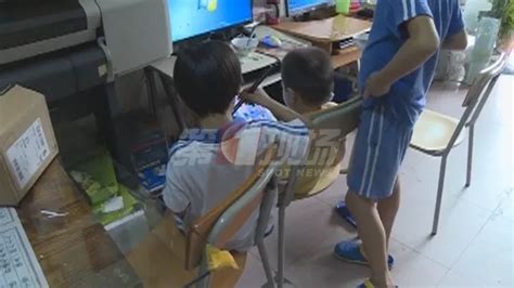 手绑椅子！嘴塞抹布！7岁女孩为何被如此对待？（视频）_深圳新闻网