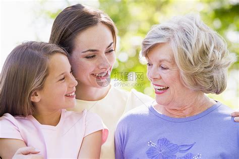 外祖母在公园里有成年女儿和孙女三个人微笑家长农村女士家庭女性孙辈女孩母亲高清图片下载-正版图片320161728-摄图网