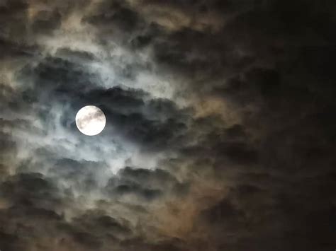 看！这才是最美的超级月亮，它长焦镜头中缓慢下落_凤凰网视频_凤凰网