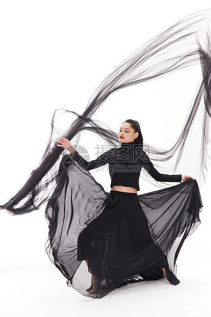 女性穿着黑色纱裙舞蹈高清图片下载-正版图片502363976-摄图网
