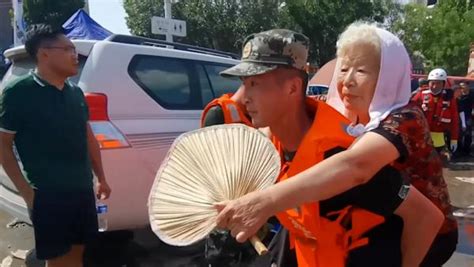 85岁老奶奶为武警救援官兵擦汗扇扇子_凤凰网视频_凤凰网