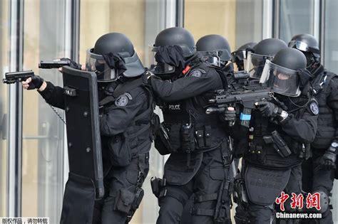法国特警准备建队50周年演习_军事_环球网