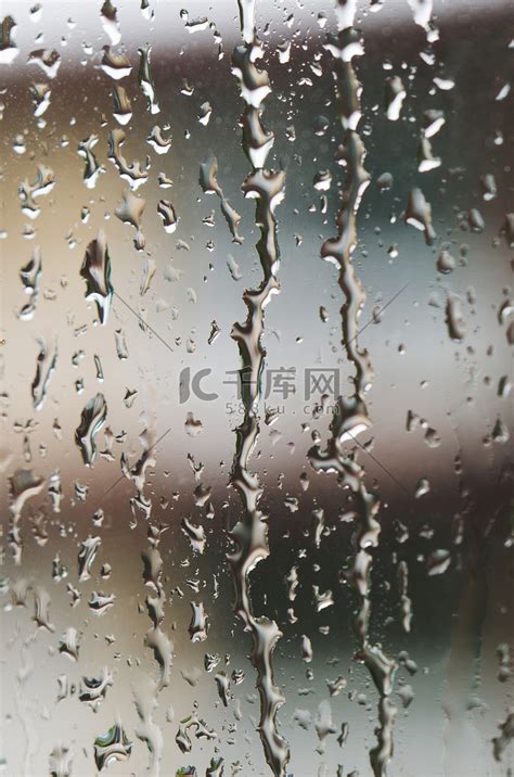 窗户上的雨水滴 — 有选择的焦点高清摄影大图-千库网