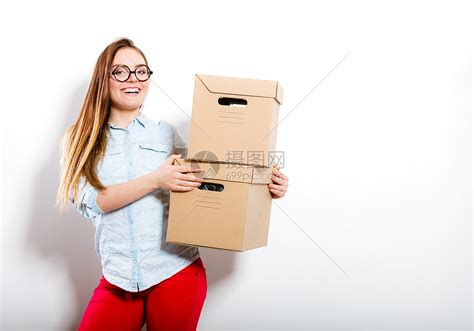 一个女人拿着箱子进屋,摄影素材,汇图网www.huitu.com
