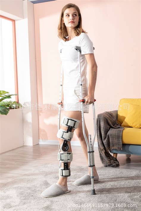 拄着拐杖走路的人受伤后的康复高清图片下载-正版图片502709963-摄图网