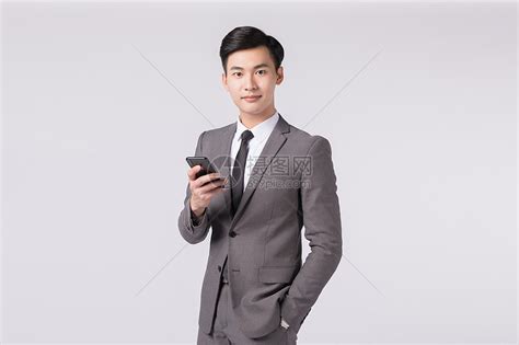 正在使用手机的商务男士高清图片下载-正版图片500841468-摄图网