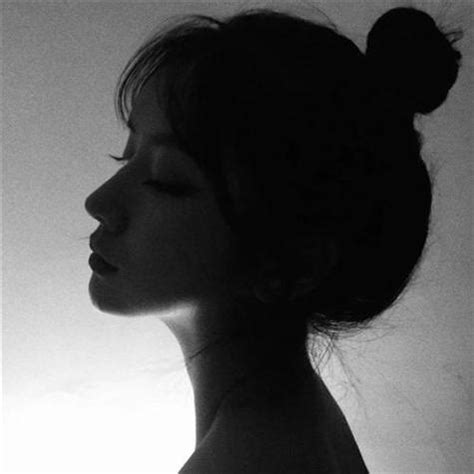 极致温柔黑色头像女生