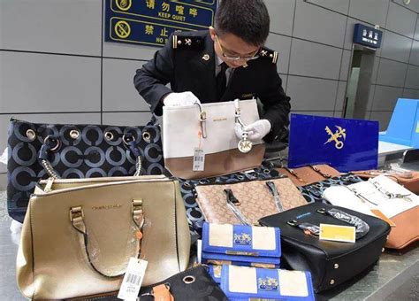 华人回国慌了：下飞机行李就已被海关监管!贴封条、上锁!多个机场都在做… - 知乎
