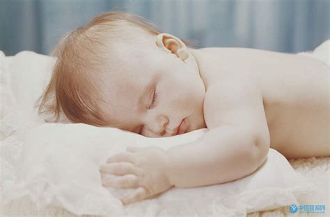 宝宝晚上睡觉一直哼唧睡不熟，从这7个方面找找原因，宝宝睡得香