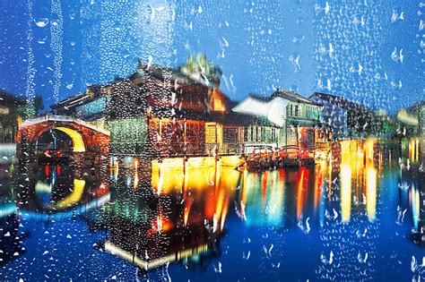 古镇下雨的夜景和倒影高清图片下载-正版图片500727949-摄图网
