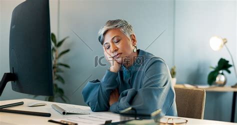 疲惫、精疲力竭、成熟的女商人，有一台电脑用于行政管理、报告撰写和财务管理。高清摄影大图-千库网