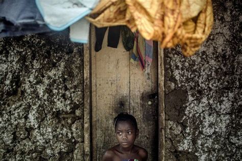 直击埃博拉疫区：首都变“鬼城” 村庄多户人家死绝|埃博拉|塞拉利昂_凤凰资讯