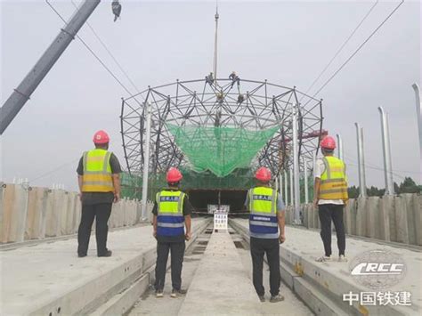 中国铁建股份有限公司 生产经营 轨道交通资阳线临空高架站双层网壳钢结构安装顺利完成