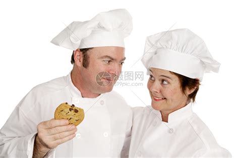 一位男厨师和女他赞美她的饼干质量高清图片下载-正版图片306986678-摄图网