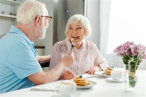 老年人在厨房吃早餐时有选择地以煎饼高清图片下载-正版图片502794703-摄图网