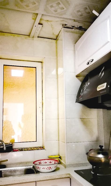 厨房防水有问题导致漏水，漏水漏到楼下怎么处理