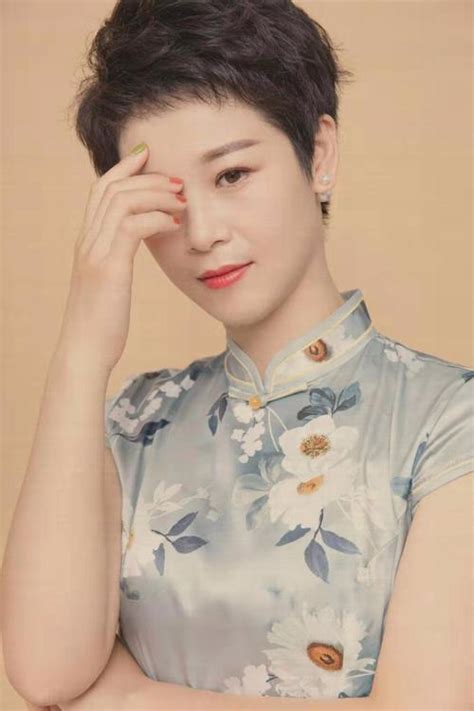 温柔短发旗袍女生头像