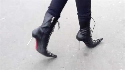 女性穿高跟鞋崴脚高清图片下载-正版图片501198167-摄图网