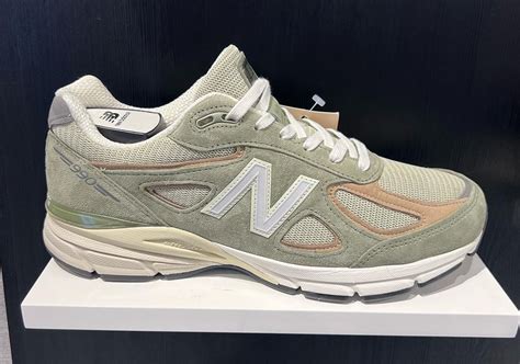 New Balance 990v4新配色曝光，鞋身以粉色的麂皮搭配白色中底呈现