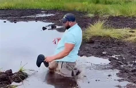 一名英国游客马尔代夫度假时“抄近路”穿越沼泽掉进泥水中