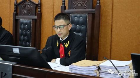 广西䕨县某干部收受657万元判刑十年十个月，并处罚八十万元