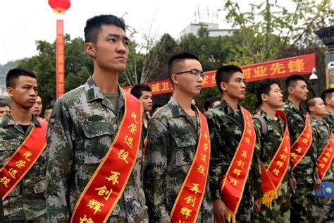 武警福建总队举行退役士兵向军旗告别仪式_央广网