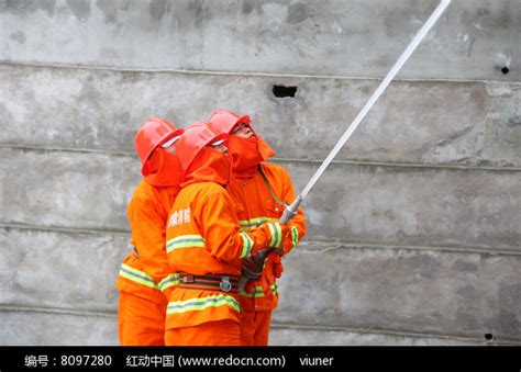 正在救火的消防员高清图片下载_红动中国