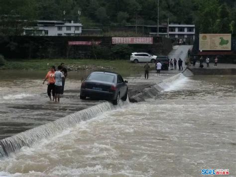 通江：洪水暴涨一小车被困桥上 民警涉水合力救人_四川在线
