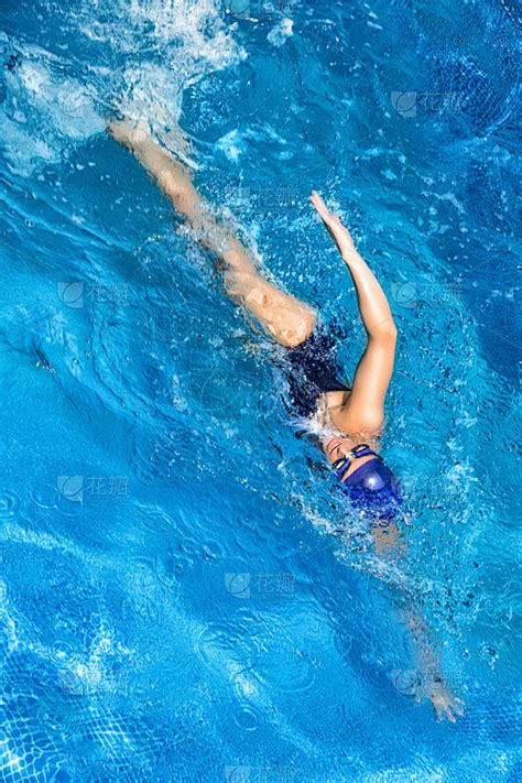 穿泳衣游泳的女人图片-穿泳衣游泳的女人素材-高清图片-摄影照片-寻图免费打包下载