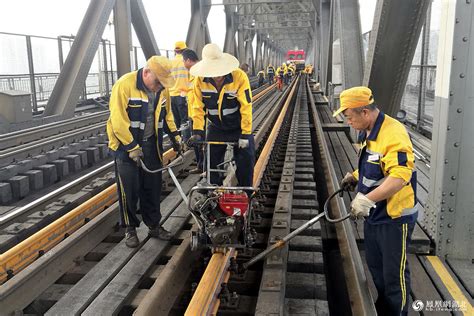 武汉长江大桥60周年后首次铁路桥面更换钢轨大型施工_湖北频道_凤凰网