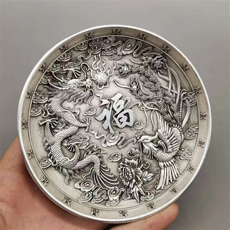银器制作工匠将复杂的图画雕刻成用于银器的银或铝清迈WuaLai路上的银高清图片下载-正版图片506646505-摄图网