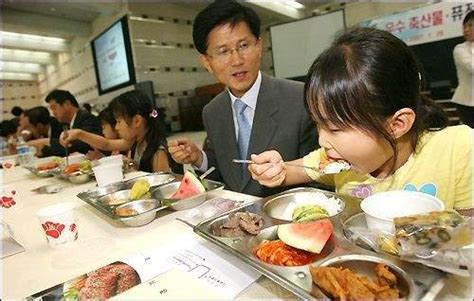 日本校园午餐 只是图片好看吗？_吃_哈尔滨网络广播电视