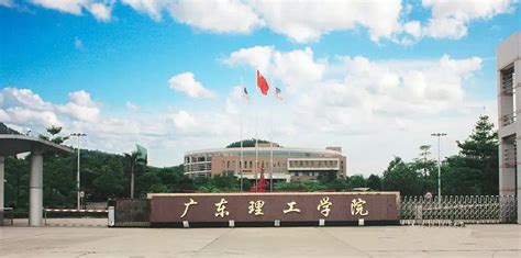 深圳大学宿舍条件好吗是几本是211吗？排名第几2023年分数线多少