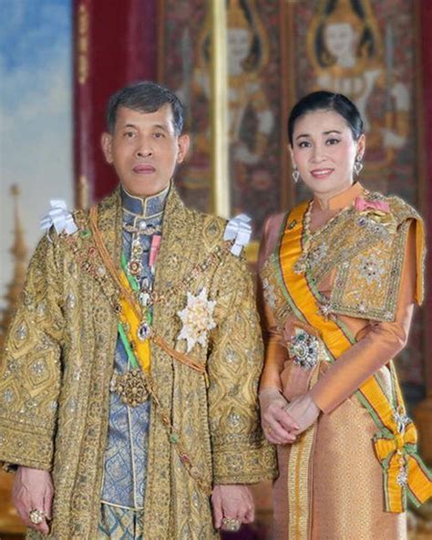 泰国乌汶叻公主和“男神”见面，激动送花，对方双膝跪地接受