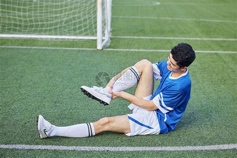 男性踢球脚踝受伤高清图片下载-正版图片501781294-摄图网