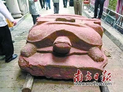 河南一村庄修路竟然挖出大石龟，整块石头雕刻而成，背上无石碑|河南省|村庄_新浪新闻