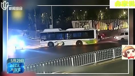14岁男孩偷开公交车上路_腾讯视频