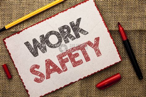 写笔记显示工作安全商业照片展示了警告安全条例保护证安全书面纸板片旁边的高清图片下载-正版图片505199331-摄图网