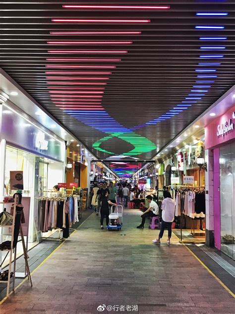 深圳地铁站里有许多地下商业街，只是小摊小店，但都有特色|商业街|小摊|小店_新浪新闻