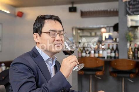 飲食店にてワインをテイスティングする男性 - No: 23661332｜写真素材なら「写真AC」無料（フリー）ダウンロードOK