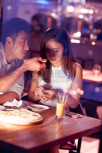 食品饮料亚洲人幸福青年情侣吃晚餐高清图片下载-正版图片501937177-摄图网